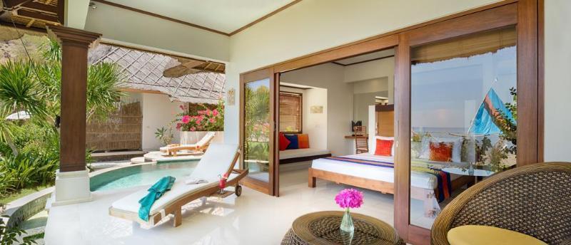 Habitacion con balcon y piscina en el hotel Palm Garden Amed Beach & Spa Resort Bali