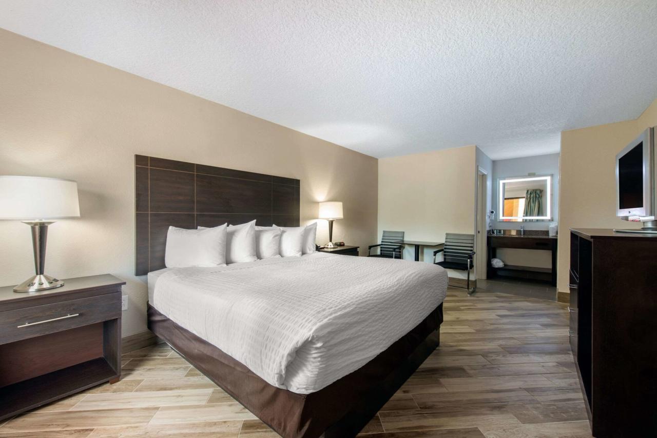 habitacion con cama grande y colchon de calidad en el hotel CLARION INN & SUITES KISSIMMEE-LAKE BUENA VISTA SUR