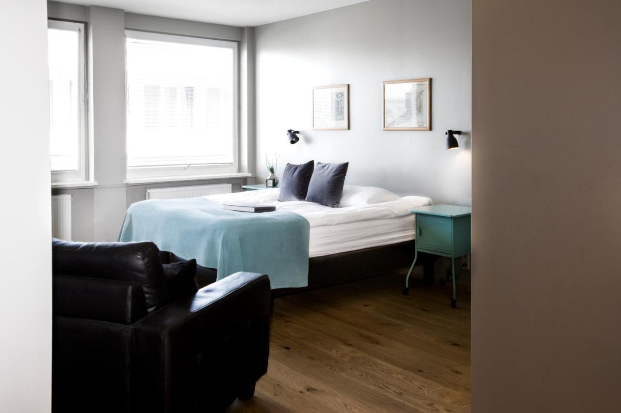 habitacion con cama doble en los apartamentos room with a view en reikiavik