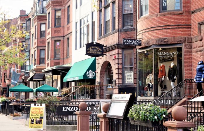 El vecindario Back Bay de Boston cuenta con tiendas de moda en casas adosadas de ladrillo.