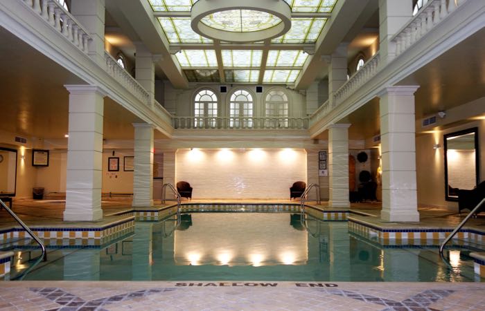 El Grand Hotel de Toronto tiene una hermosa piscina cubierta.