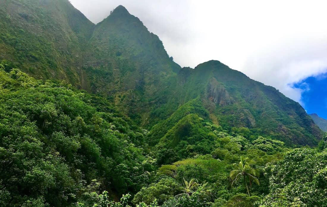 Senderismo en 'Iao Valley en Maui, Hawaii