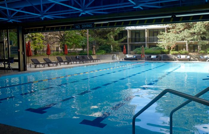 La piscina interior y exterior climatizada del Sheraton Centre Hotel de Toronto