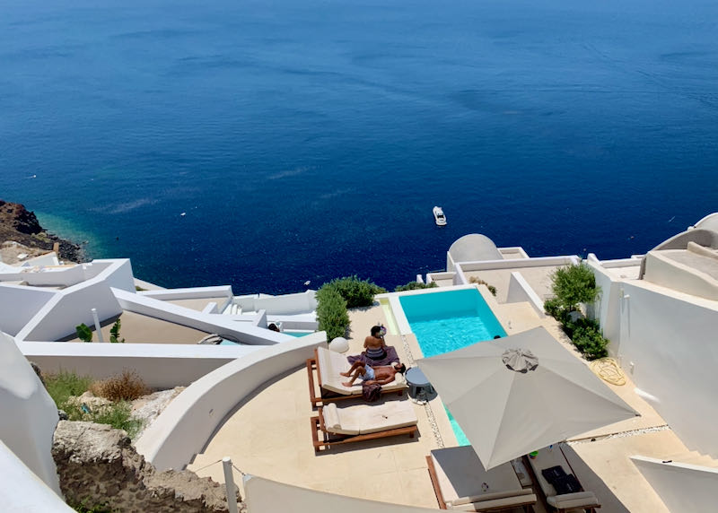 Vista de la piscina desde el Hotel Amaya en Oia, Santorini.