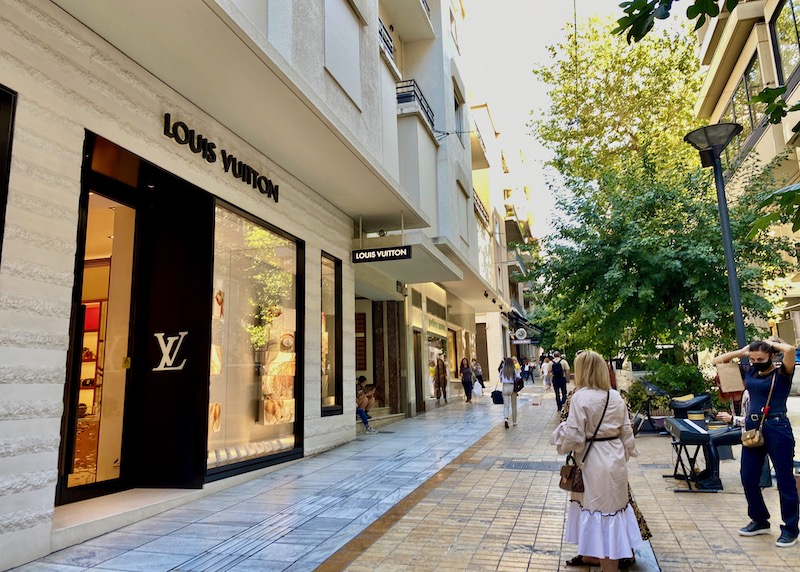 Compras de lujo en la calle Voukourestiou en Akadimia, Atenas