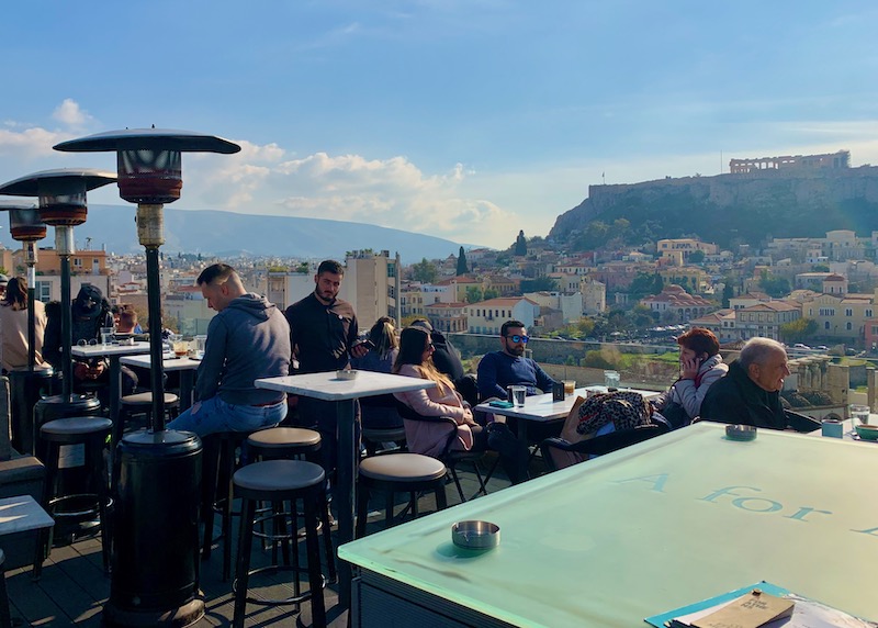 Vista de la Acrópolis desde el bar de la azotea en A for Athens Hotel en Psirri, en las afueras de Monastiraki