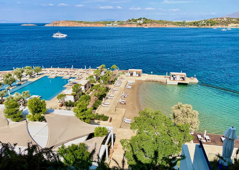 La piscina y la playa del Four Seasons Astir Palace en la Riviera de Atenas