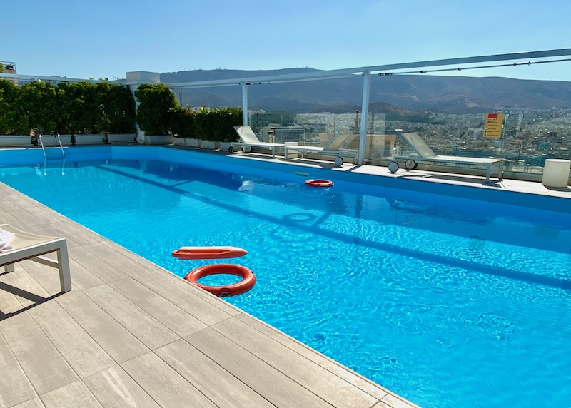 La piscina de la azotea en St George Lycabettus en Kolonaki, Atenas