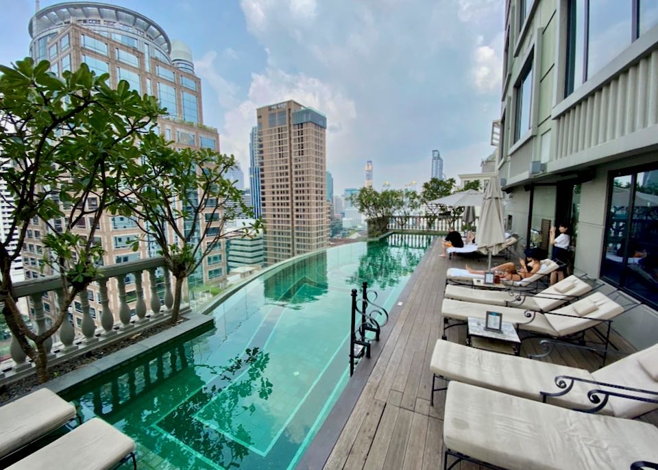 Hotel de lujo en Bangkok con vista y piscina.