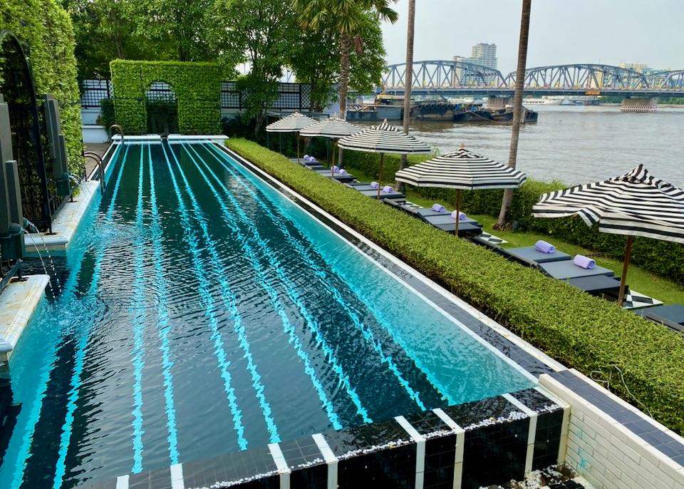 Hotel de lujo en Bangkok con piscina.
