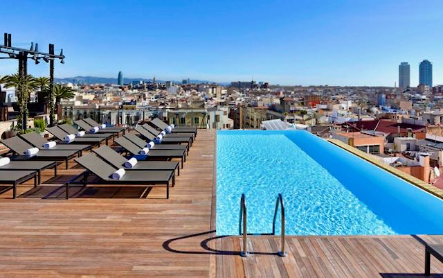 Hotel de 5 estrellas en Barcelona con piscina exterior.