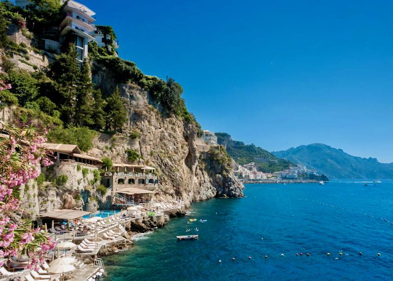Hotel sobre el agua en Amalfi.