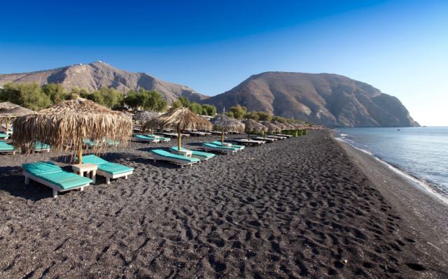 Perivolos Black Beach en Santorini: buenos bares, restaurantes y resorts de playa