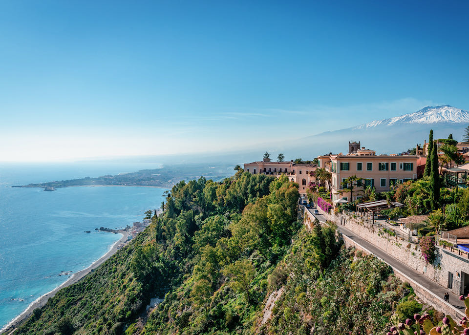 Vista de Taormina y el Mar Jónico, con el Monte Etna al fondo