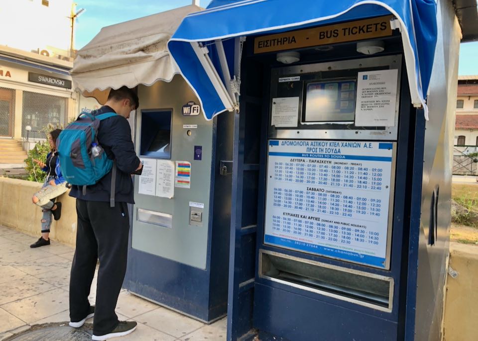 Billetes de autobús para Chania al puerto de ferry de Souda.