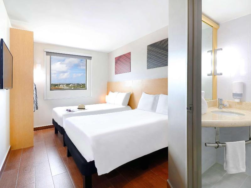 habitacion con 2 camas en el hotel Ibis Cancún Centro