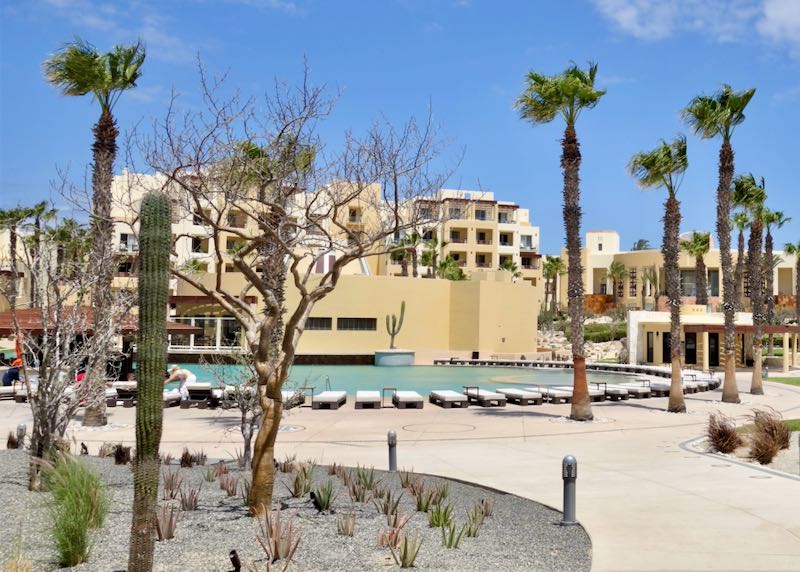 Hotel de playa con piscina.