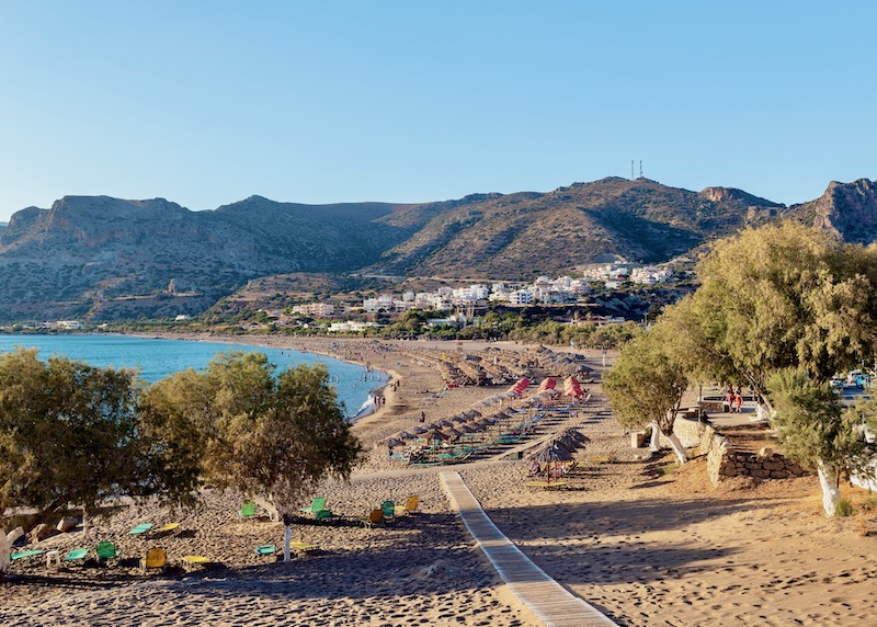 Camino de madera a la playa de Palaiochora en Creta