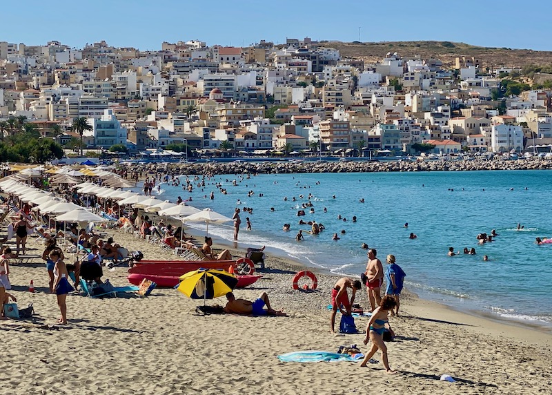 Una playa concurrida en Sitia, Creta
