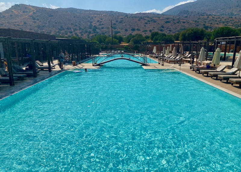 La piscina en Domes of Elounda en Elounda, Creta