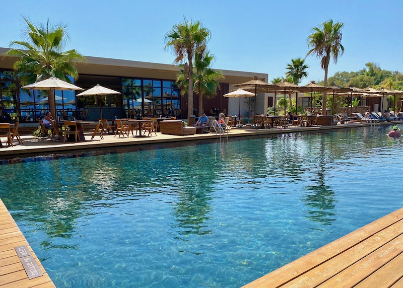 La piscina de Domes Zeen Resort en Chania, Creta