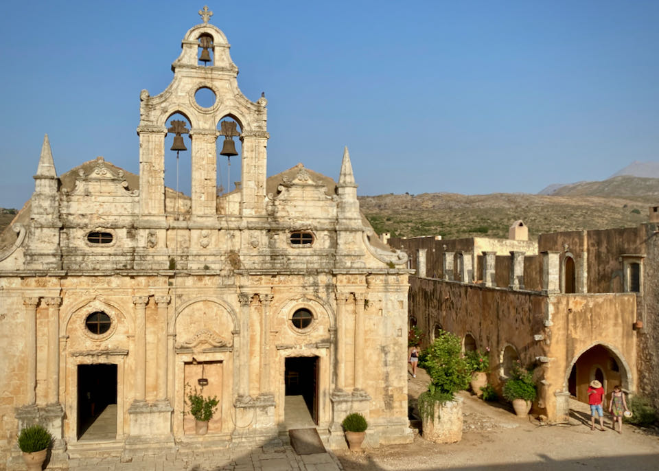 Vista exterior de un monasterio de piedra con campanario.