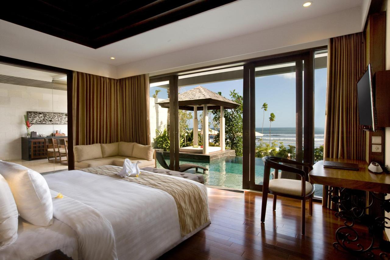 Habitación con acceso directo a la piscina en el hotel The Seminyak Beach Resort & Spa en Bali