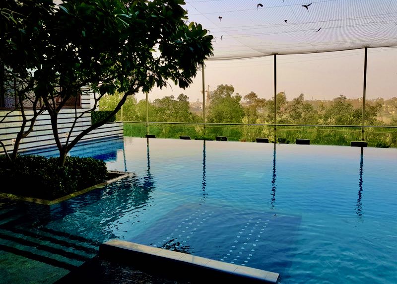 Hotel de 4 estrellas con piscina en Delhi.