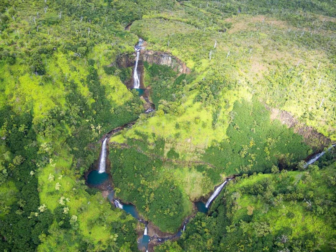 Cascadas en Kauai desde un helicóptero