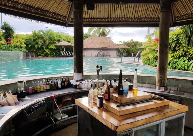 Piscina y bar en la piscina en Outrigger Fiji Beach Resort