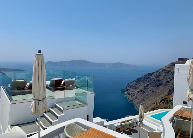 Hotel con vistas a la caldera en Santorini, Grecia