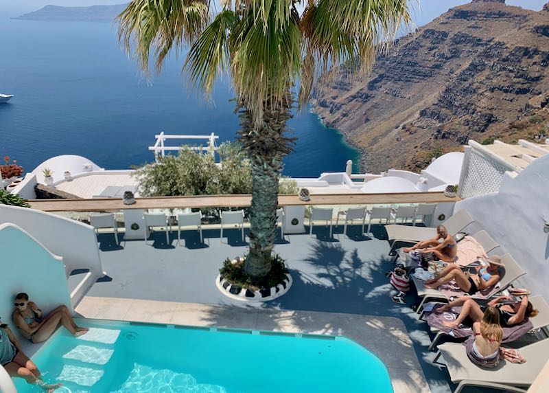 Hotel con vistas a la caldera en Santorini, Grecia