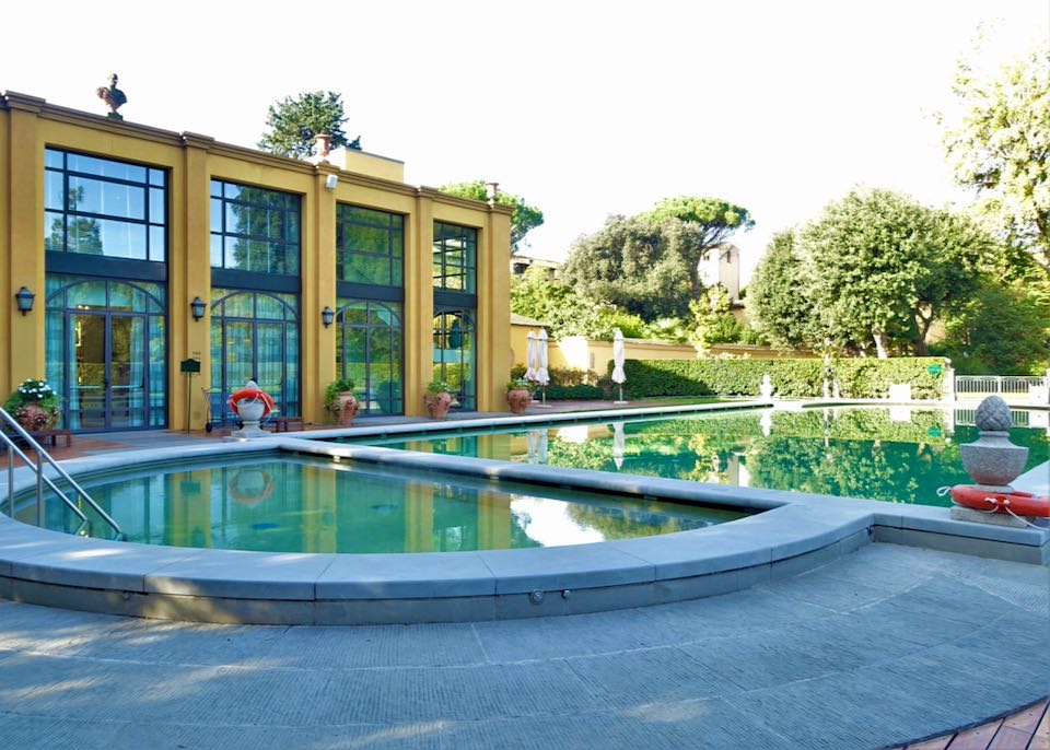 El mejor hotel de lujo en Florencia con piscina al aire libre.