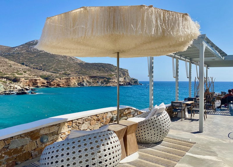La terraza y el restaurante en Blue Sand en Agali Beach en Folegandros