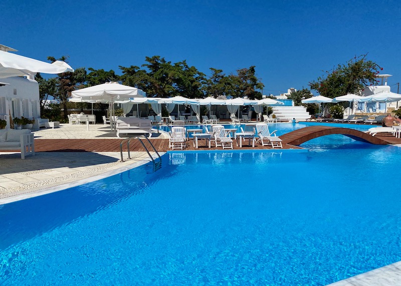 La piscina del Chora Resort, ideal para familias, en Folegandros