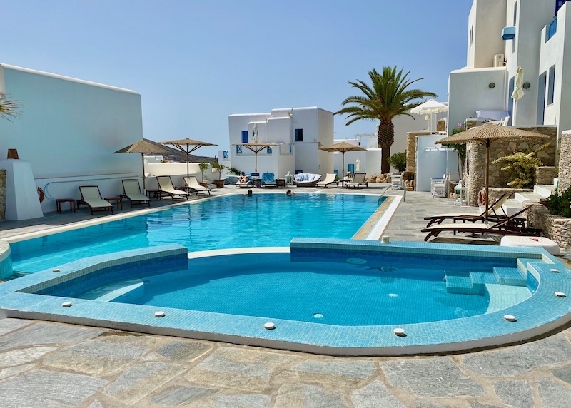 La piscina y el jacuzzi adjunto en Folegandros Apartments en Chora