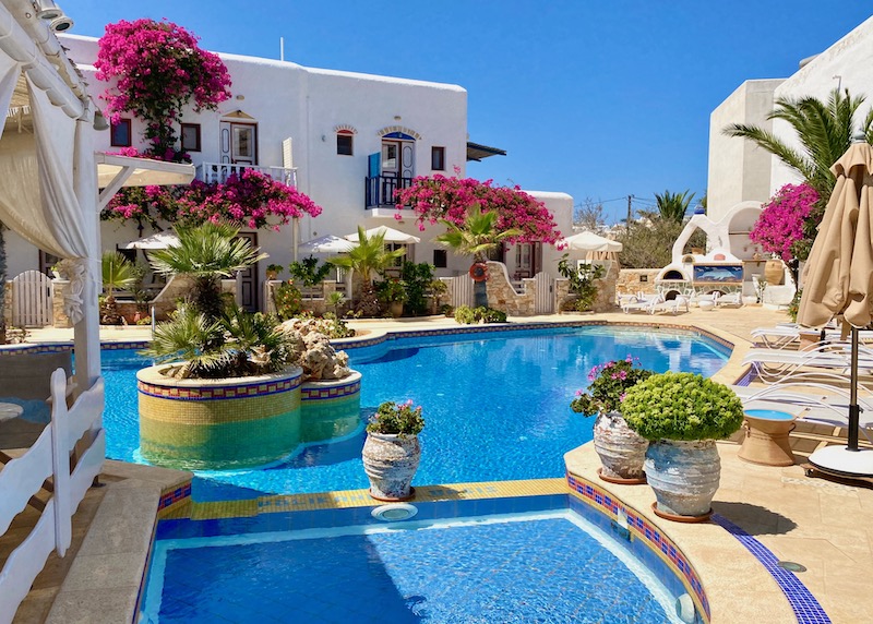 La piscina y el jacuzzi del Hotel Polikandia en Chora, Folegandros