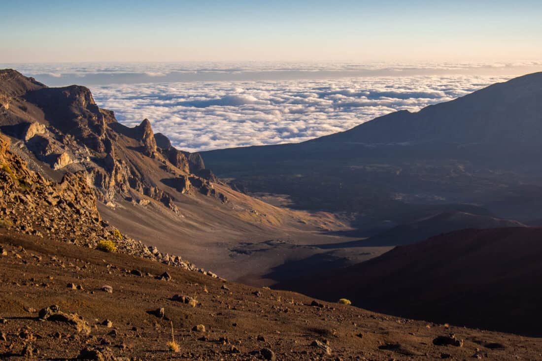 Ver el amanecer sobre las nubes en Haleakalā en Maui