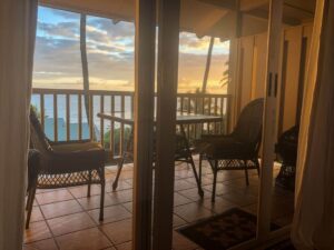 La vista desde nuestra cama al amanecer en los condominios Hana Kai en Hana, Maui