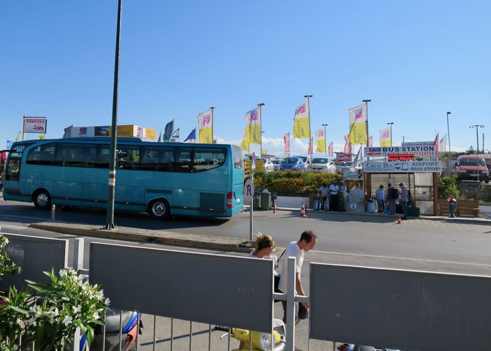 Parada de autobús en el aeropuerto de Heraklion.