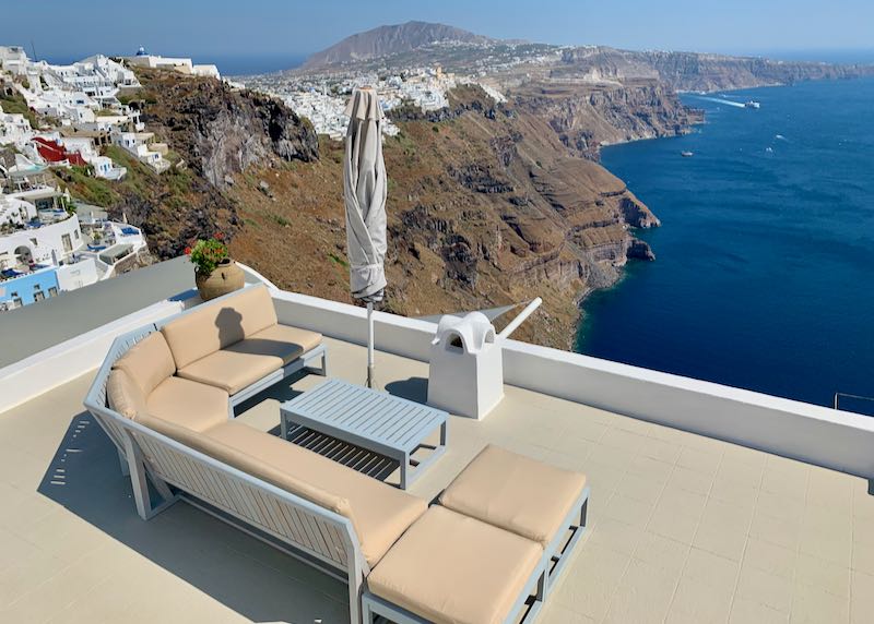 Alojamiento en Santorini con vista a la caldera.