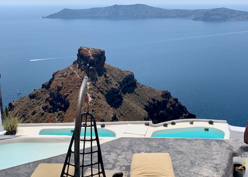 Alojamiento en Santorini con vista a la caldera.