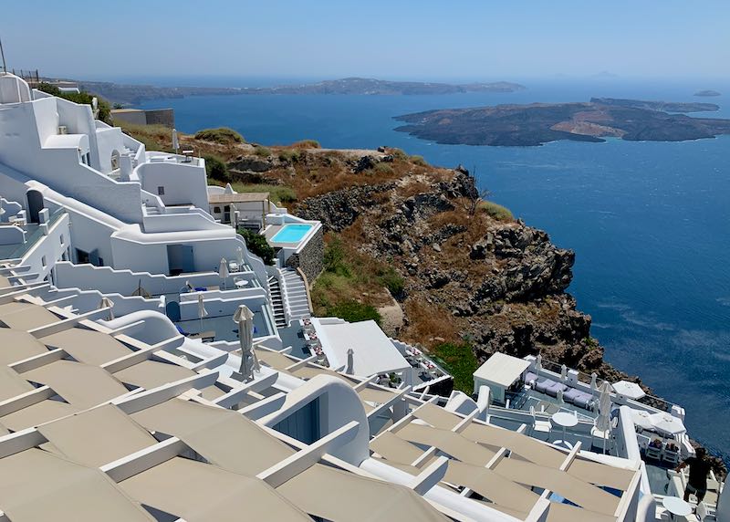 Lugar para alojarse en Santorini con vistas a la caldera.