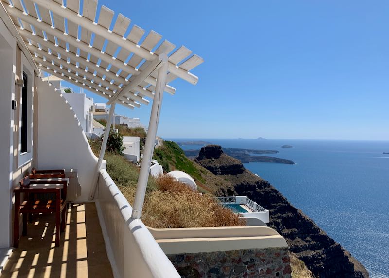 Hotel Santorini con vistas a la caldera y al volcán.
