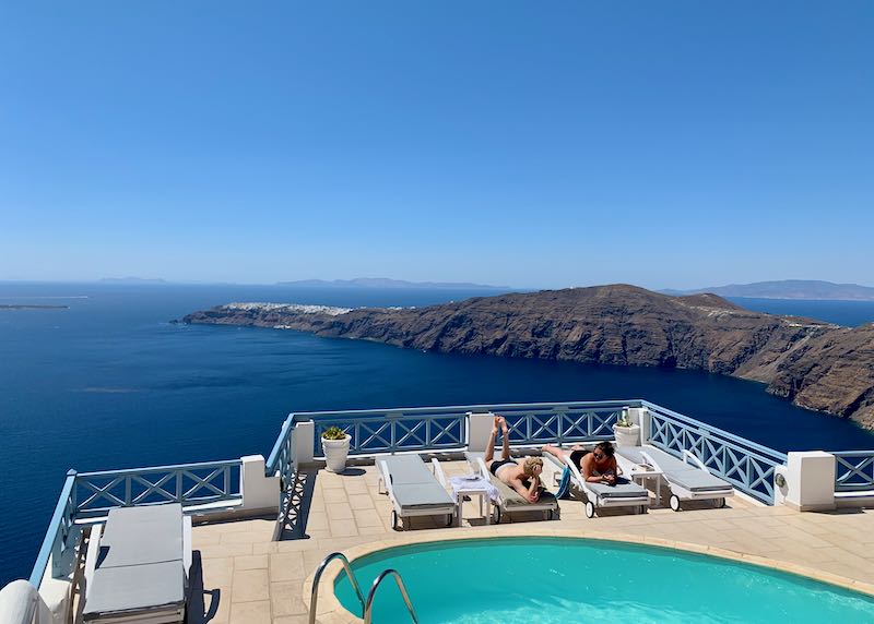 Hotel Santorini con vistas a la caldera y al volcán.