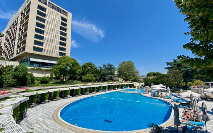 Hotel en Estambul con gran piscina al aire libre.