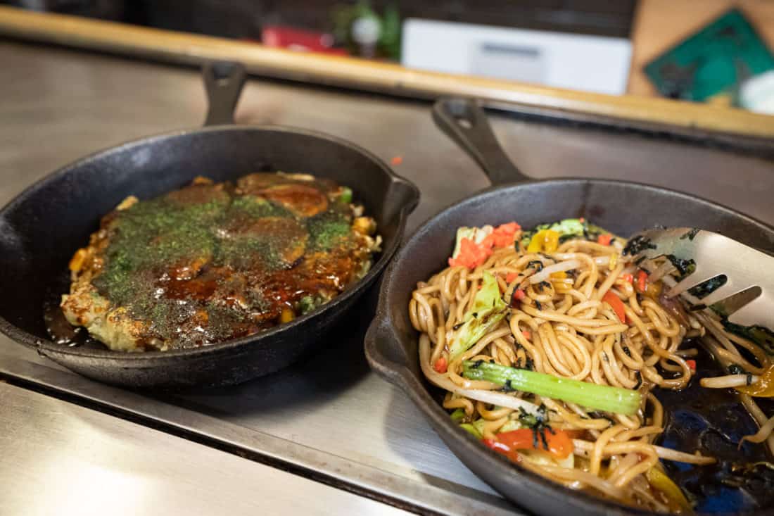 Vegetariano Hokkaido okonomiyaki y yasaka soba en Teppan Tavern Tenamonya en Kioto, Japón