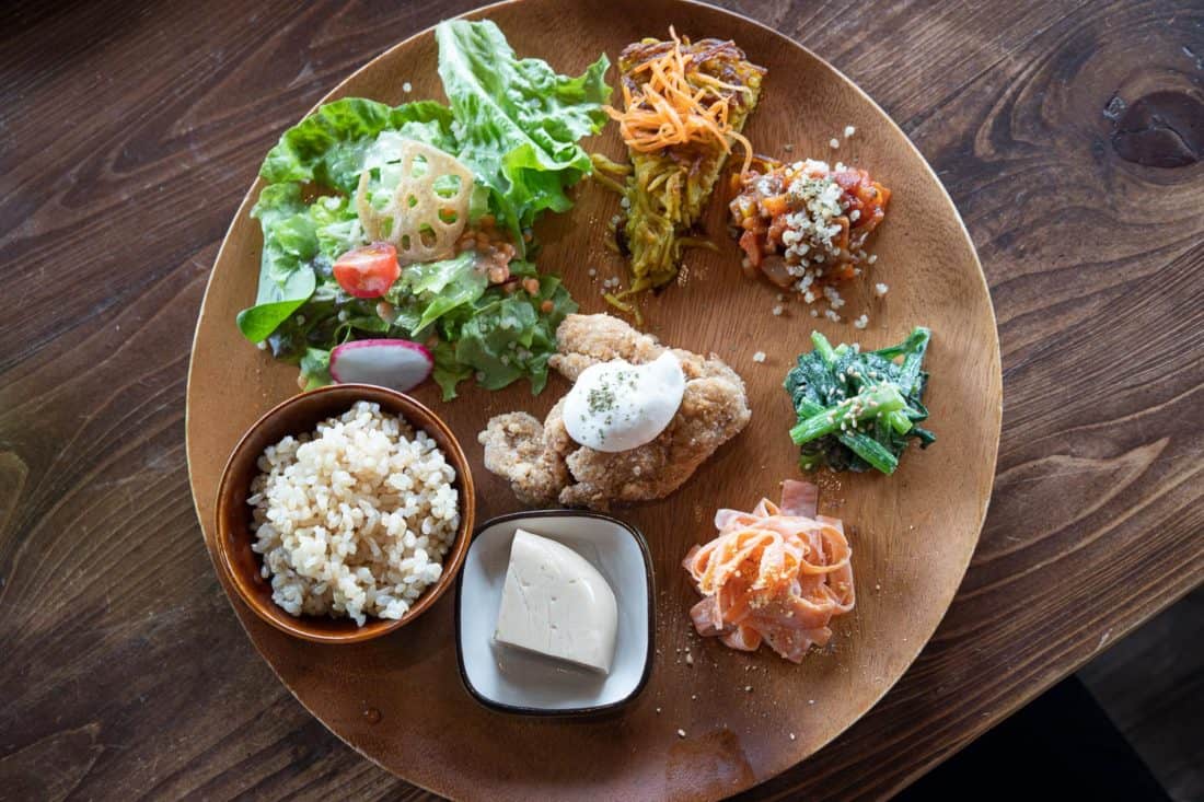 Obanzai ambientado en Veg Out, un restaurante vegano de Kioto