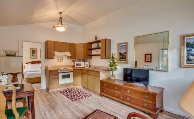 Alquiler de apartamento en Leavenworth con cocina y sala de estar.
