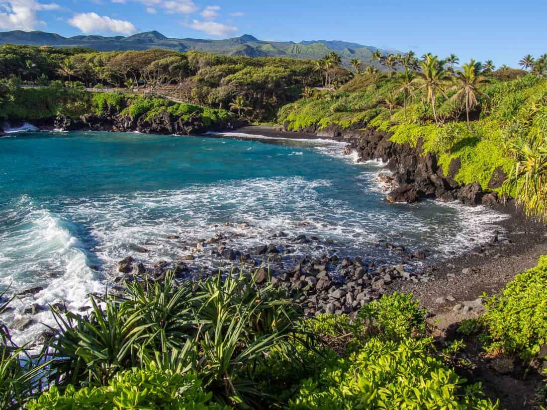La playa de arena negra en el Parque Estatal Waianapanapa, una de las mejores paradas del camino a Hana en la isla de Maui en Hawai